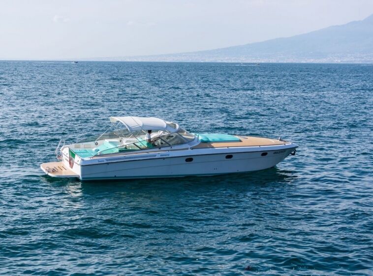 "Luxury yacht for private boat rental in Sorrento" oppure "Sunset tour on a private boat".